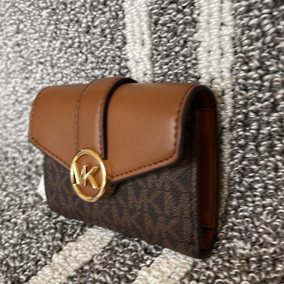 MICHAEL KORS CARMEN MEDIUM LOGO AND FAUX LEATHER WALLET BROWN - Picture 15 of 16